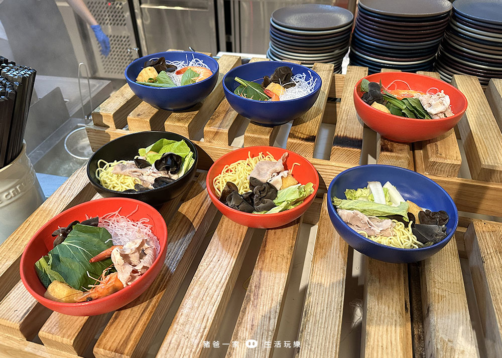 a bowl of noodles and vegetables